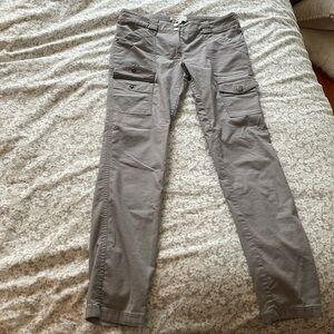 Women’s fitted light gray cargo pants